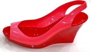 Vegan: Plastik Schuhe contra Leder  - Kartell ist Spezialist in Sachen Kunststoff.  Schuhe von Kartell sind aus thermoplastischen, lackiertem Technopolymerol hergestellt und laut Angaben des Herstellers zu 100% recycelbar.